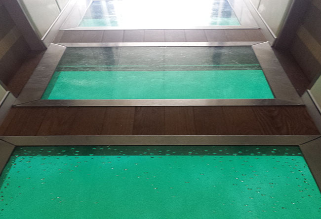 3 Glass panel floor 